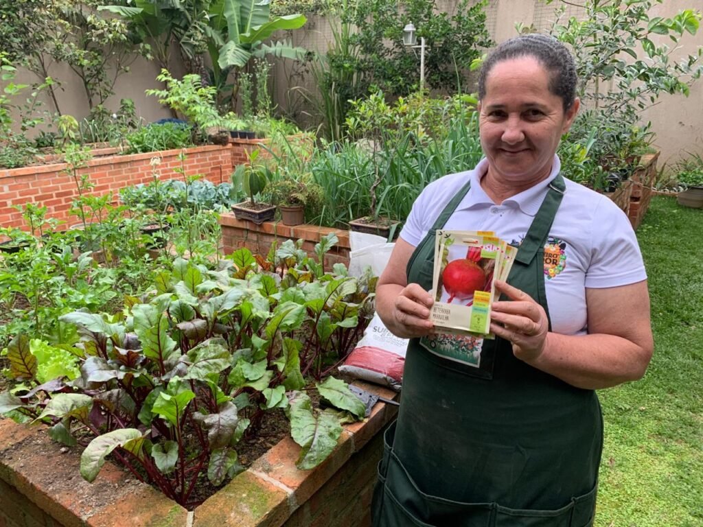 Dona santa na horta com semente de beterraba