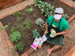 Altamir sentado na horta