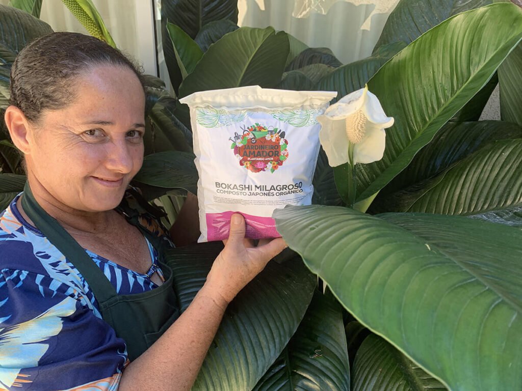 Dona Santa segurando Bokashi Milagroso do Jardineiro Amador